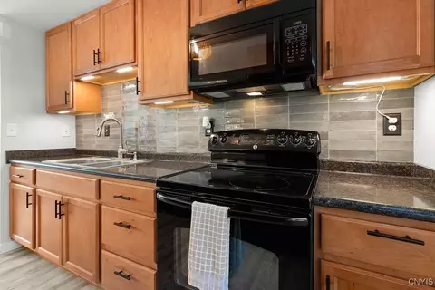 Kitchen - 3675 Chainmaker, Baldwinsville, NY 13027 photo 3 of 5