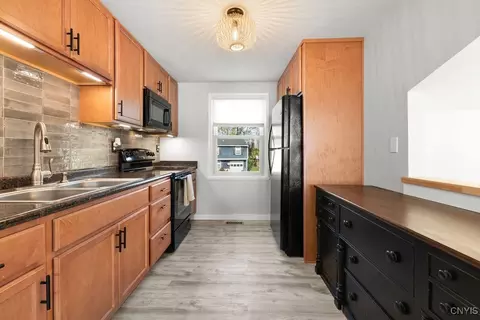 Kitchen - 3675 Chainmaker, Baldwinsville, NY 13027 photo 5 of 5