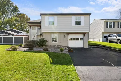 3675 Chainmaker, Baldwinsville, NY 13027