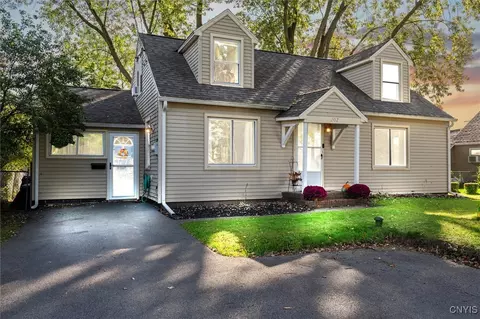 202 Hyland Dr, Salina, NY 13212
