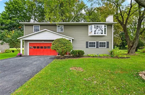 10 Indigo Path, Liverpool, NY 13090