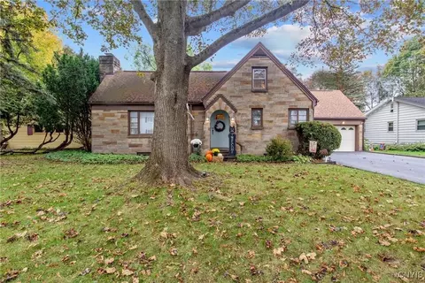 207 Haddonfield Dr, Syracuse, NY 13214