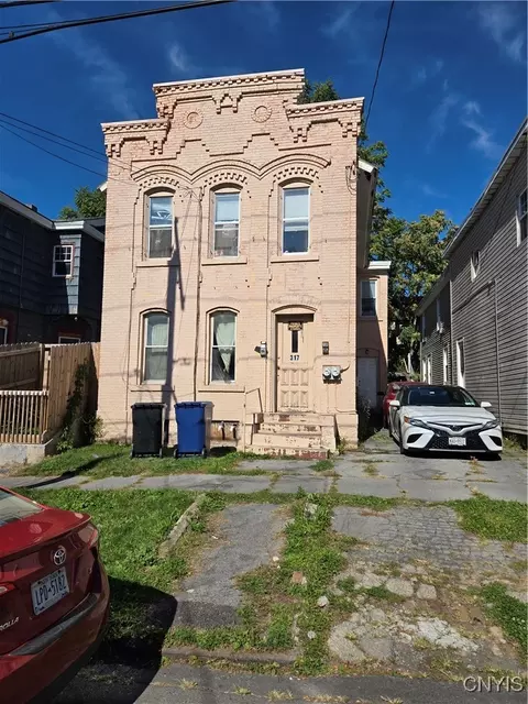 317 E Division St, Syracuse, NY 13208