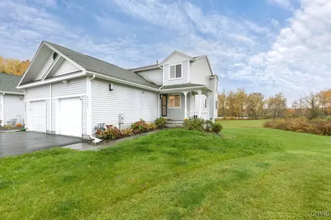 8239 Boatwatch Dr, Baldwinsville, NY 13027