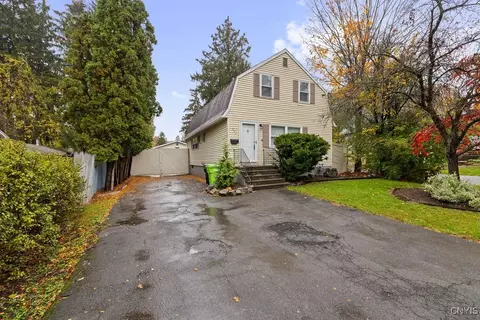 907 E Molloy Rd, Salina, NY 13211