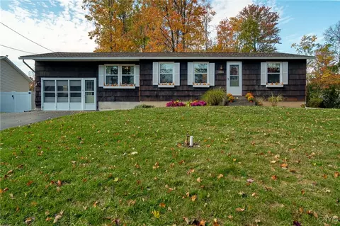 306 Ferndale Ln, Minoa, NY 13116