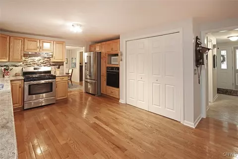 Kitchen - 516 Standish Dr, Syracuse, NY 13224 photo 5 of 7