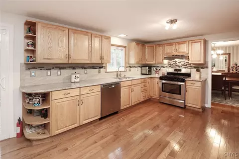 Kitchen - 516 Standish Dr, Syracuse, NY 13224 photo 3 of 7