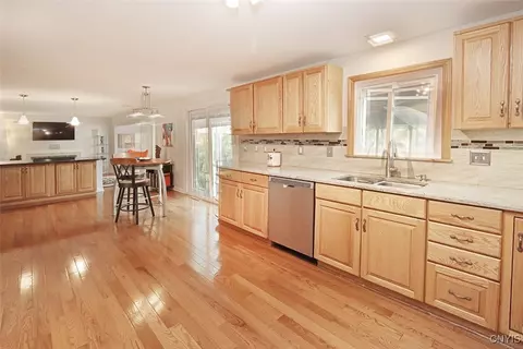 Kitchen - 516 Standish Dr, Syracuse, NY 13224 photo 2 of 7