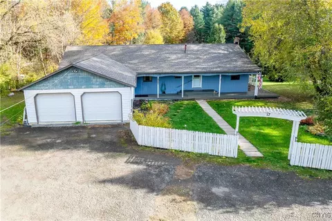 17 Hilltop Ln, Volney, NY 13069