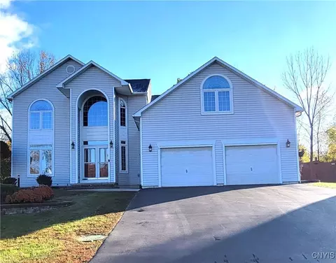 7276 Moss Creek Cir, Salina, NY 13090
