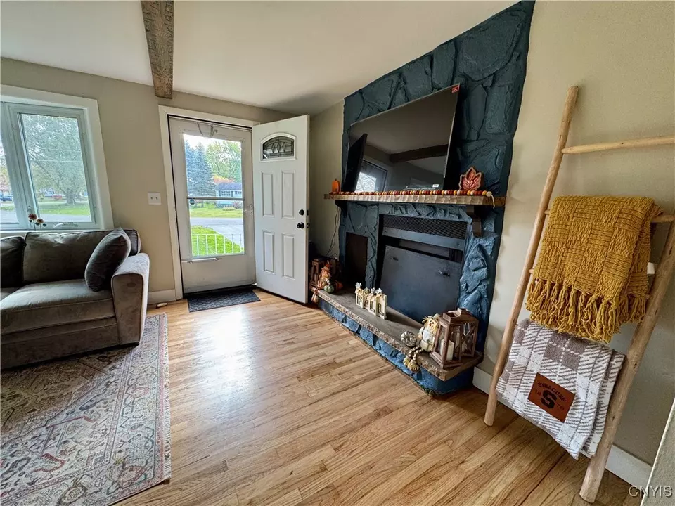 Entry Way - 8556 Belnor Dr, Cicero, NY 13039 photo 1 of 2