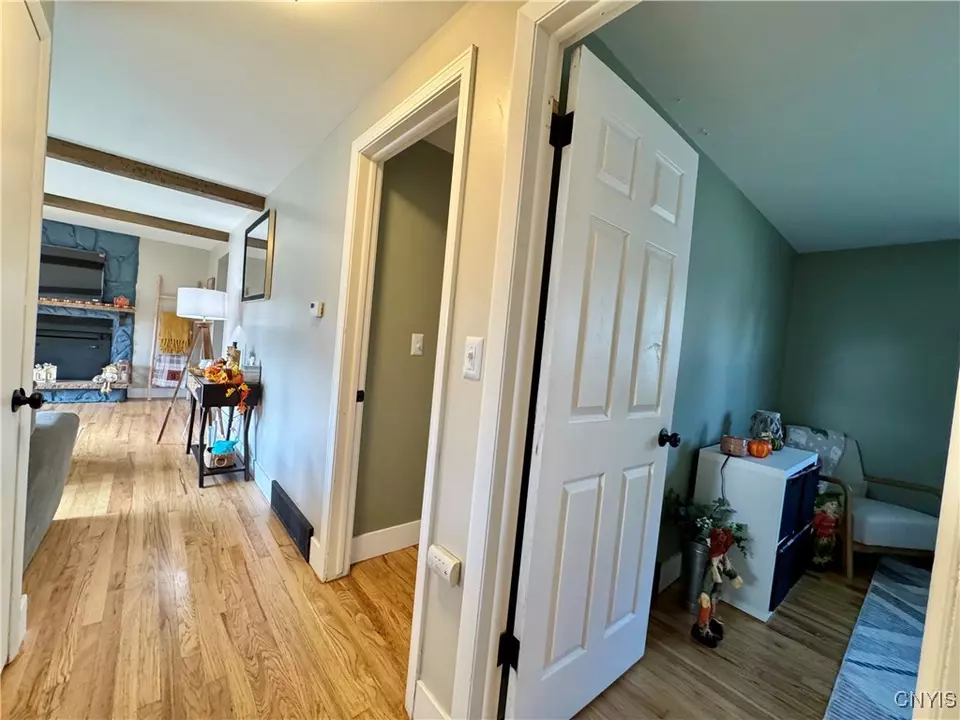 Entry Way - 8556 Belnor Dr, Cicero, NY 13039 photo 2 of 2