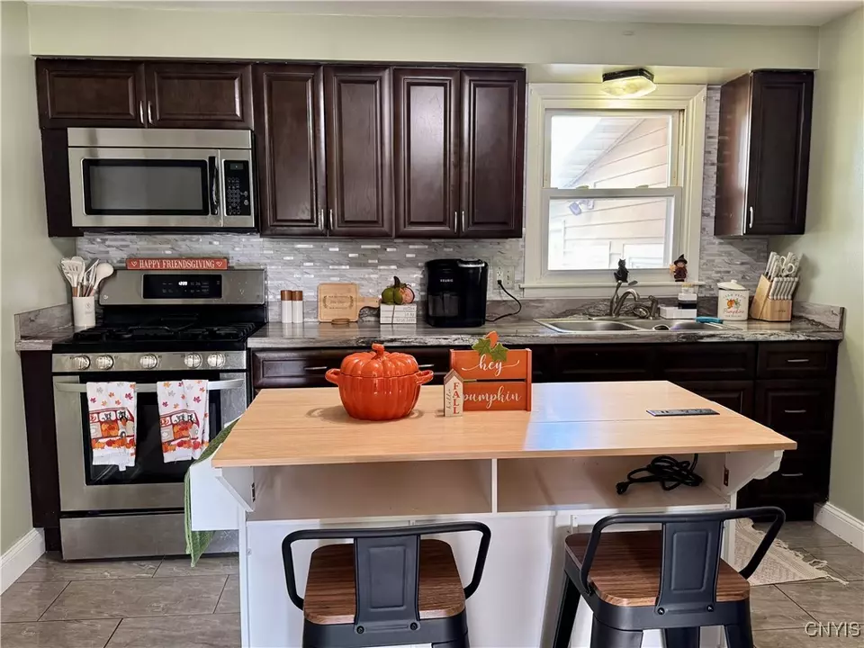 Kitchen - 8556 Belnor Dr, Cicero, NY 13039 photo 3 of 3