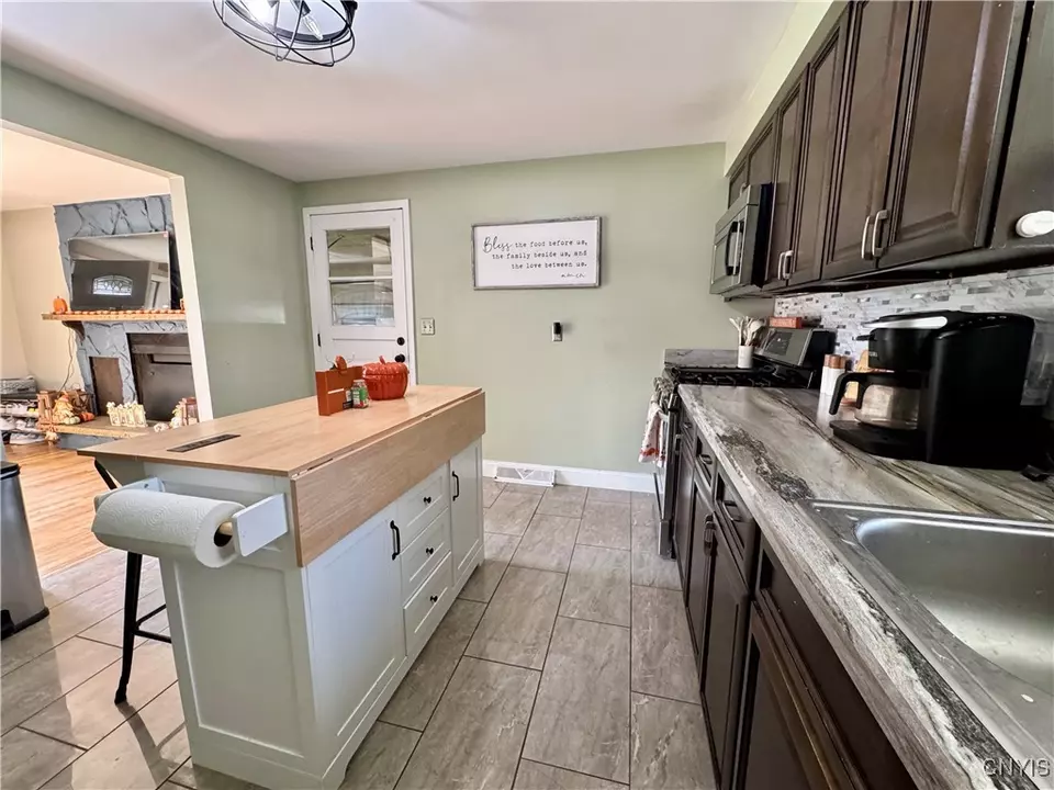 Kitchen - 8556 Belnor Dr, Cicero, NY 13039 photo 2 of 3