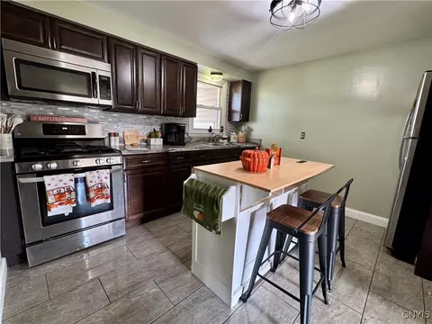 Kitchen - 8556 Belnor Dr, Cicero, NY 13039 photo 1 of 3