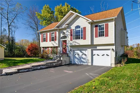 3035 Claybourne Ln, Lysander, NY 13027
