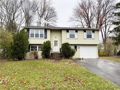 111 Teaslewood Ln, Minoa, NY 13116