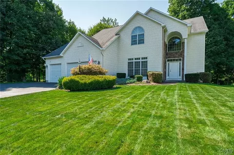 1 Orangewood Dr, Liverpool, NY 13090