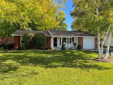 7574 Manor Ln, Liverpool, NY 13088