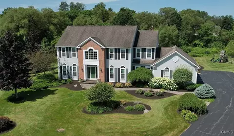 8223 Meadowview Ct, Manlius, NY 13104