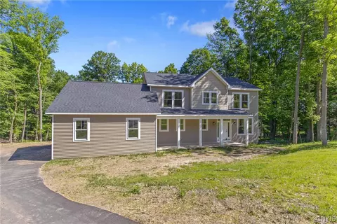 112 Topaz Trl, Syracuse, NY 13219
