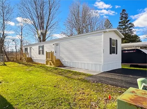 635 Kilkenny Dr, Utica, NY 13502
