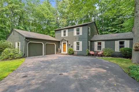 8701 Welwyn Ln, Lysander, NY 13027