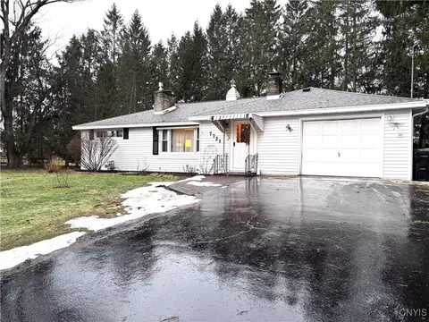 7721 Marie Dr, Kirkville, NY 13082