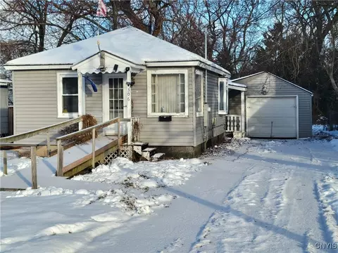 306 Brookfield Rd, Salina, NY 13211
