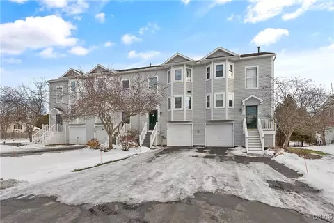 8205 Boatwatch Dr, Baldwinsville, NY 13027