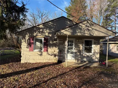 8853 Shellman Dr W, Cicero, NY 13039