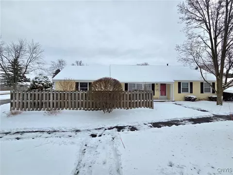 41 Summit Knolls Dr, Webster, NY 14580