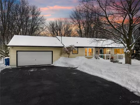 6752 Winchell Rd, Syracuse, NY 13209