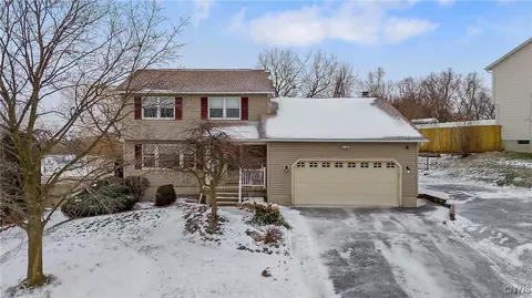 203 Chestnut Hill Dr, Salina, NY 13088