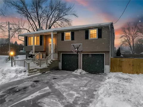 7998 Trina Cir, Clay, NY 13041