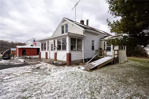 7567 Beach Rd, Auburn, NY 13021