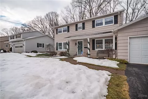 4858 Driftwood Dr, Salina, NY 13088