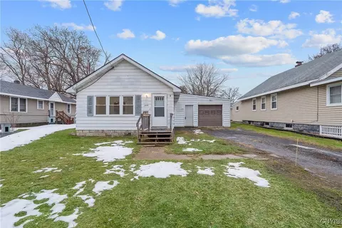302 Richfield Blvd, Salina, NY 13211