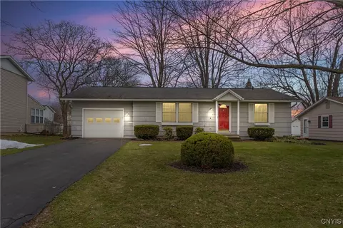 4901 Driftwood Dr, Salina, NY 13088