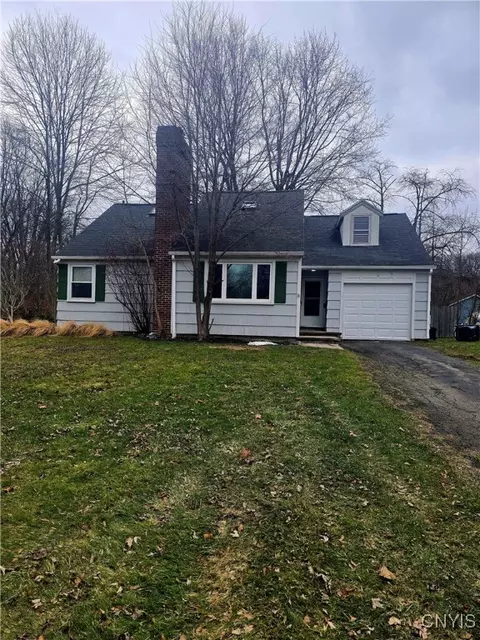 12 Meadow View Dr, Penfield, NY 14526