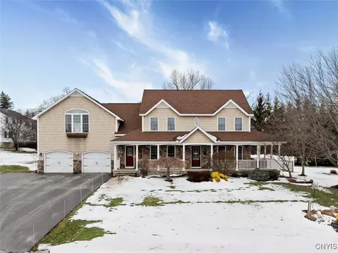 8 Waterford Ln, New Hartford, NY 13413