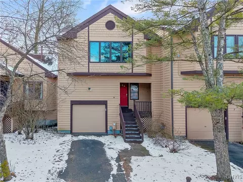 9 Nursery Ln, Syracuse, NY 13210