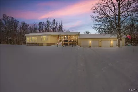 18 Biddlecum Rd, Schroeppel, NY 13132