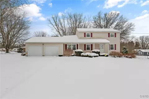 31 Broadview Dr, Oswego, NY 13126