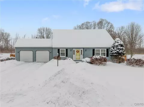9408 Hawkeye Dr, Brewerton, NY 13029