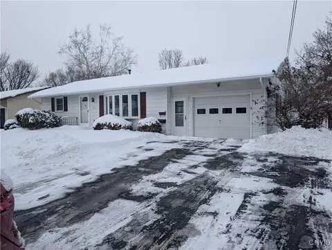 4873 Thornwood Dr, Salina, NY 13088