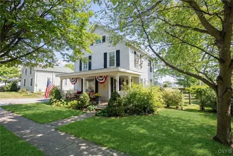 11 W Elizabeth St, Skaneateles, NY 13152