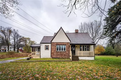 5082 Bay View Rd, Hamburg, NY 14075