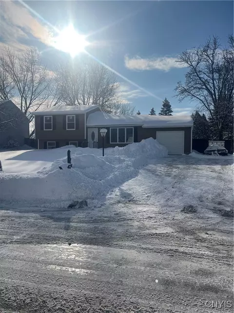 6130 Palisades Dr, Cicero, NY 13039